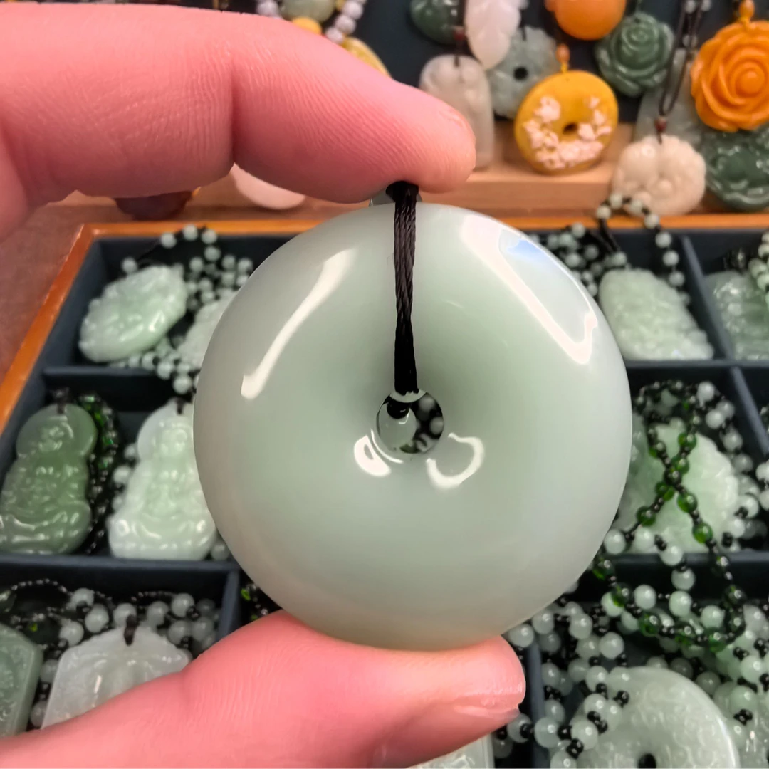 1.浅绿新平安扣吊坠时尚百搭款.