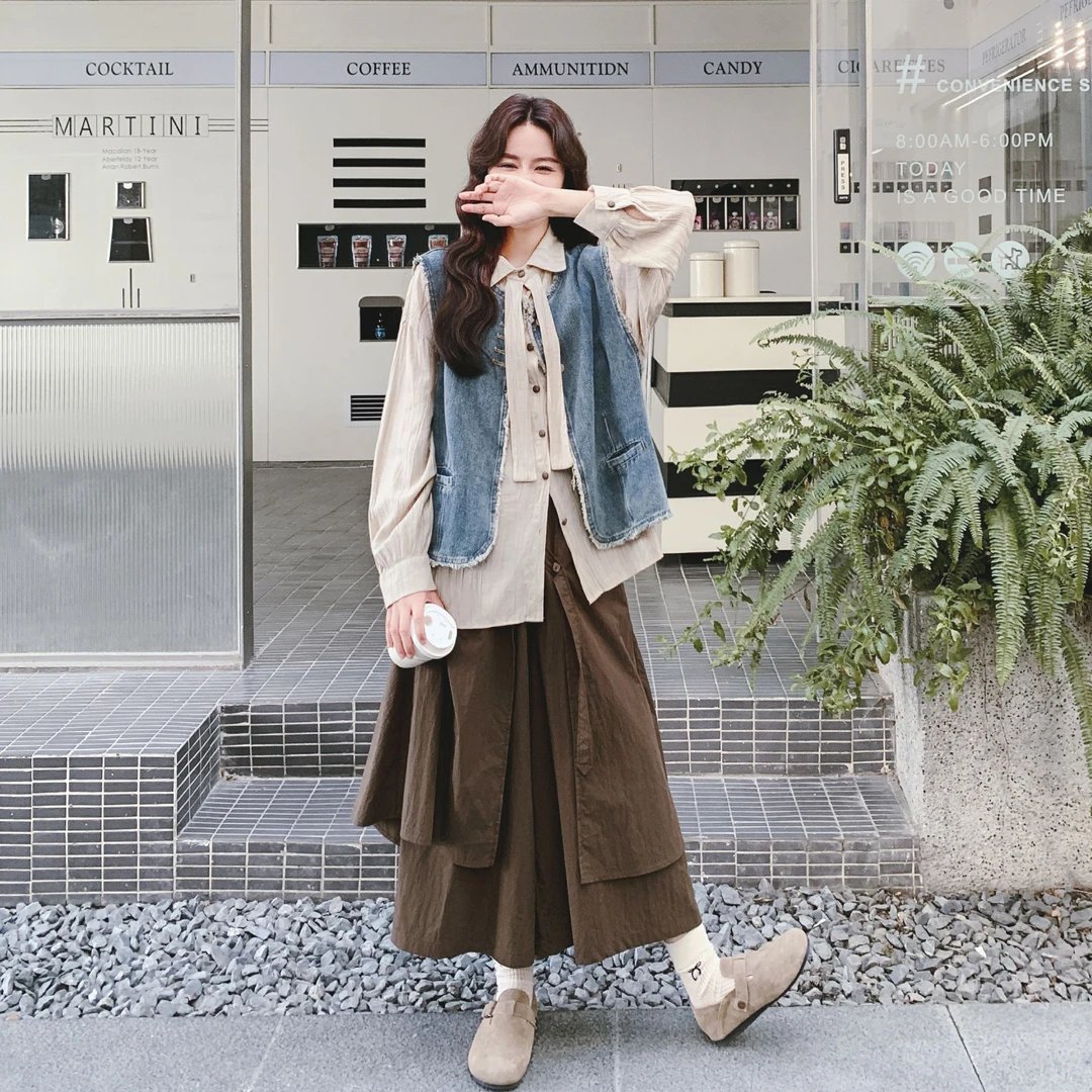 复古穿搭2025早秋新款杏色衬衫不规则半身裙毛边牛仔马甲三件套