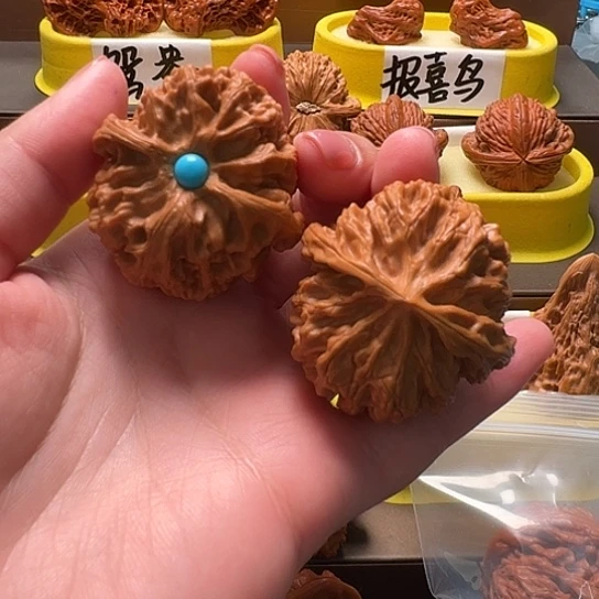 文玩核桃吊坠松石镶嵌苹果园狮子头