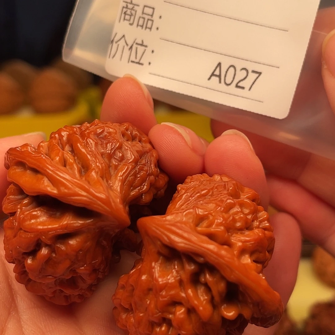 看***切桃核吊坠坐上雕雕