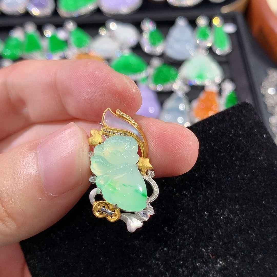 翡翠18K金镶嵌颈饰