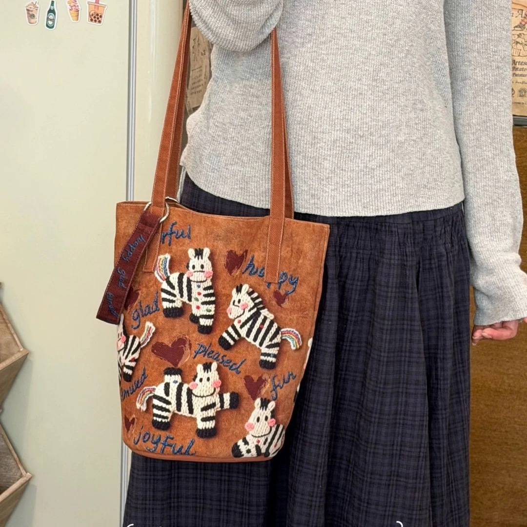 2026马年生肖包包马上开心韩系帆布包大容量水桶托特包单肩女Q