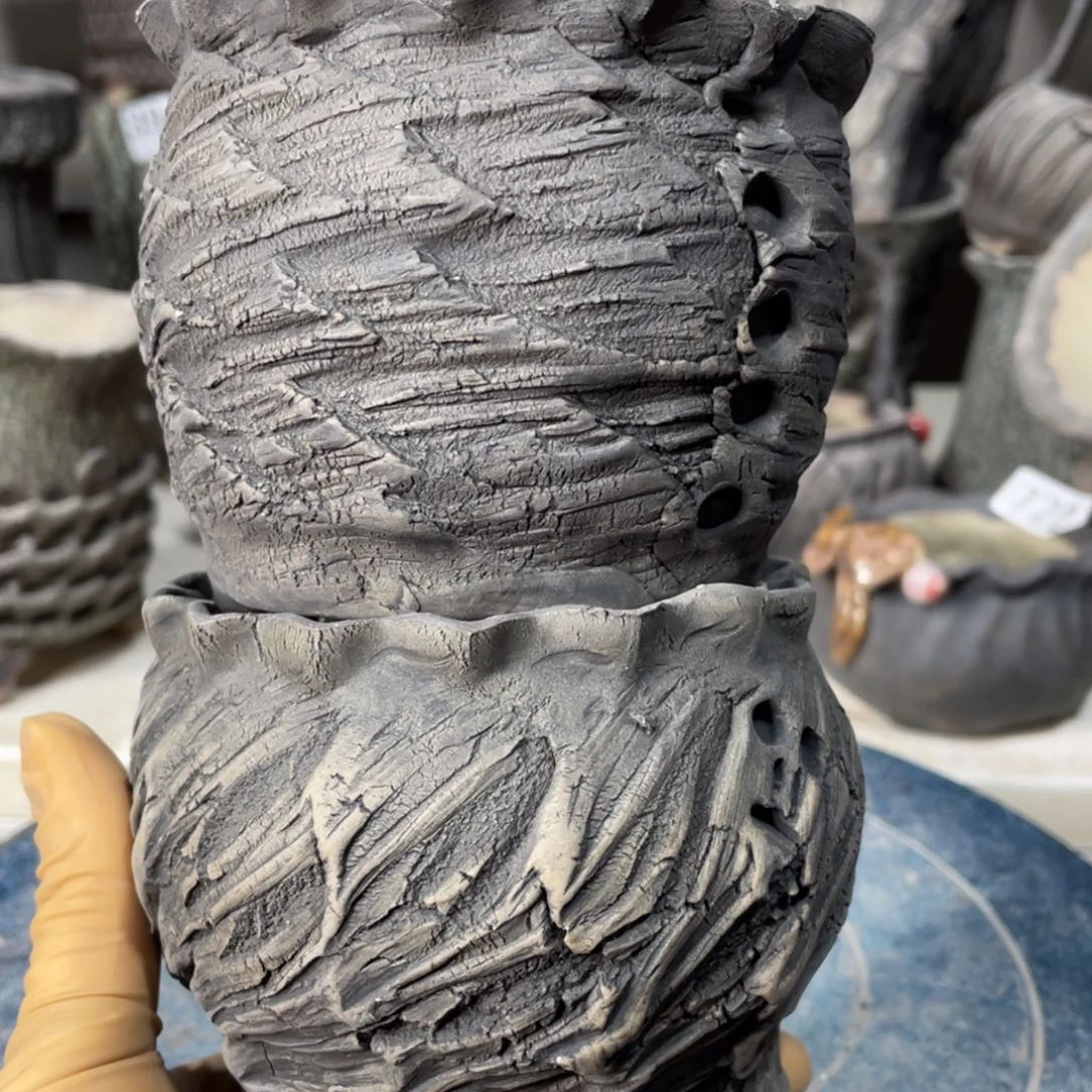 红陶微瑕的脸上有一丝的