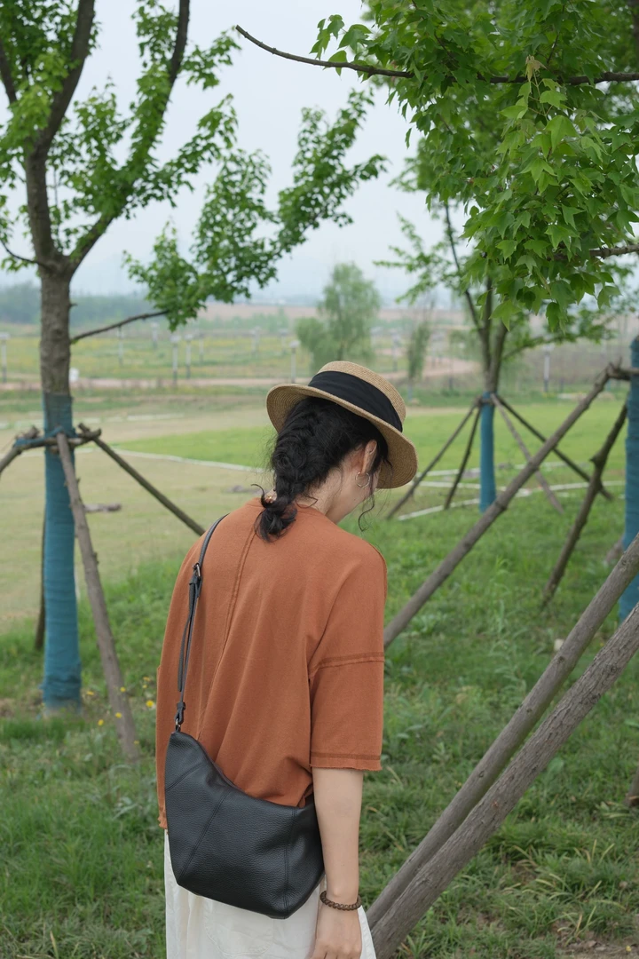 小璞「纯棉卷边休闲T恤」宽松，显瘦，百搭。