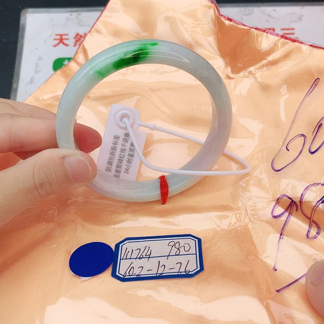翡翠手镯未镶嵌翡翠