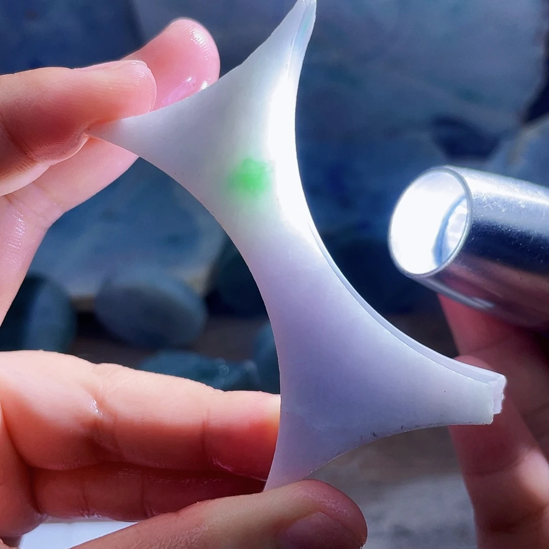 翡翠未镶嵌颈饰毛料1