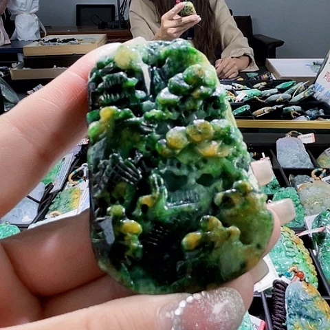 翡翠未镶嵌颈饰一个