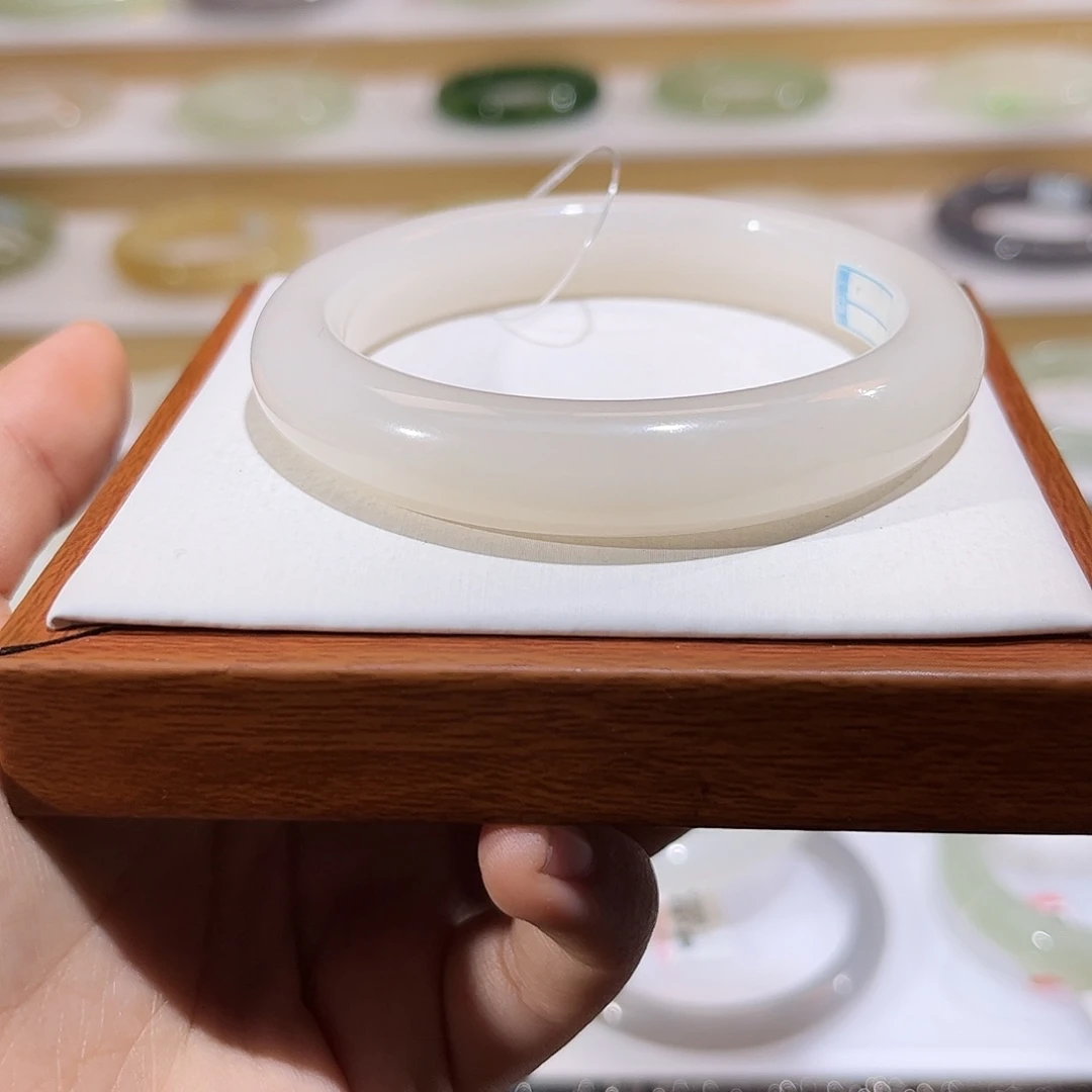 和田玉未镶嵌手镯淡粉