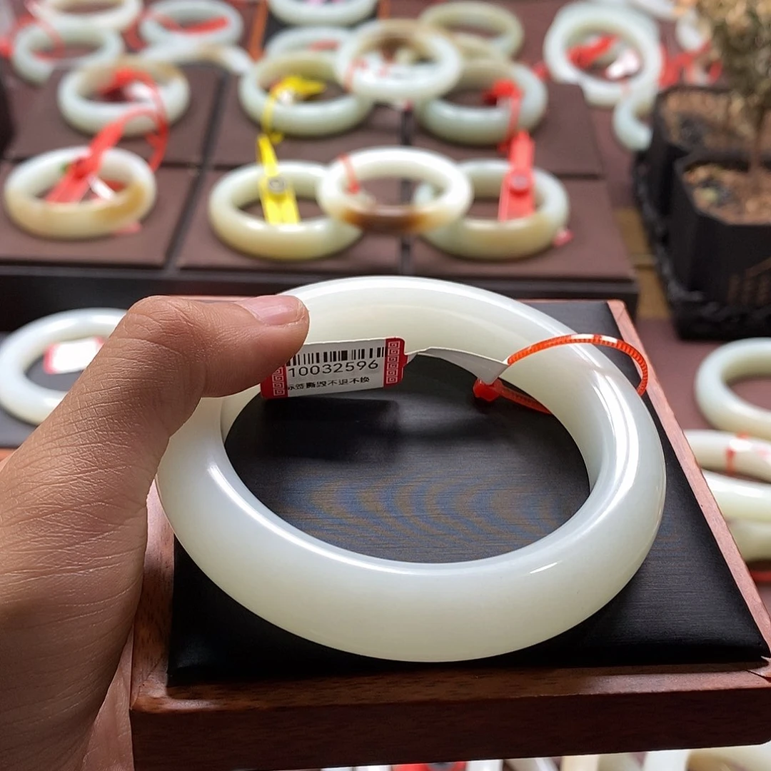 和田玉手镯未镶嵌顺***。