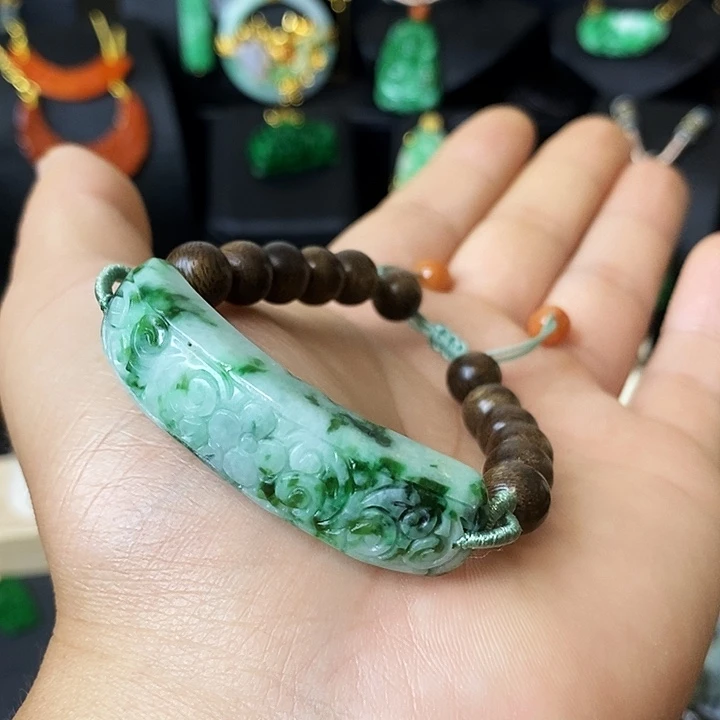 翡翠未镶嵌颈饰手链
