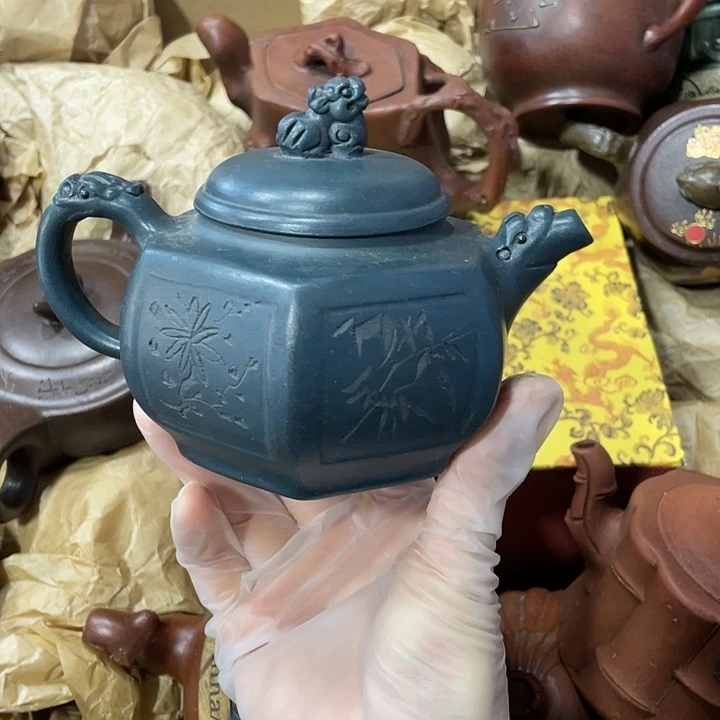 茶壶紫砂原矿泥料，手工制作的一把紫砂壶。