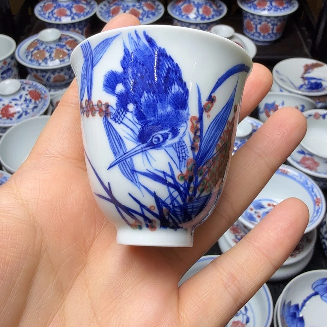 青花釉里红丹翠闻香杯底部缩釉