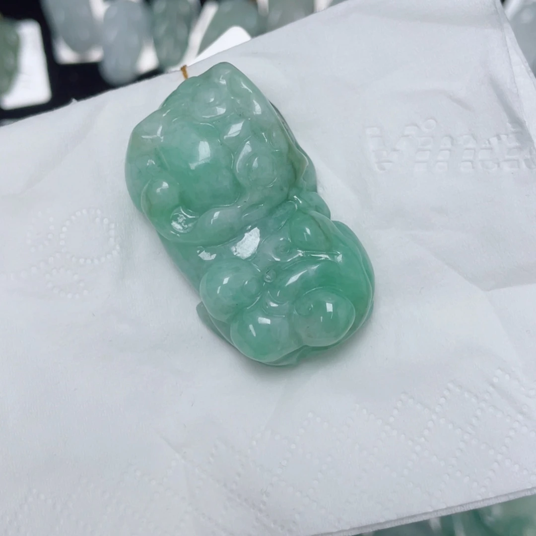 翡翠未镶嵌颈饰貔貅