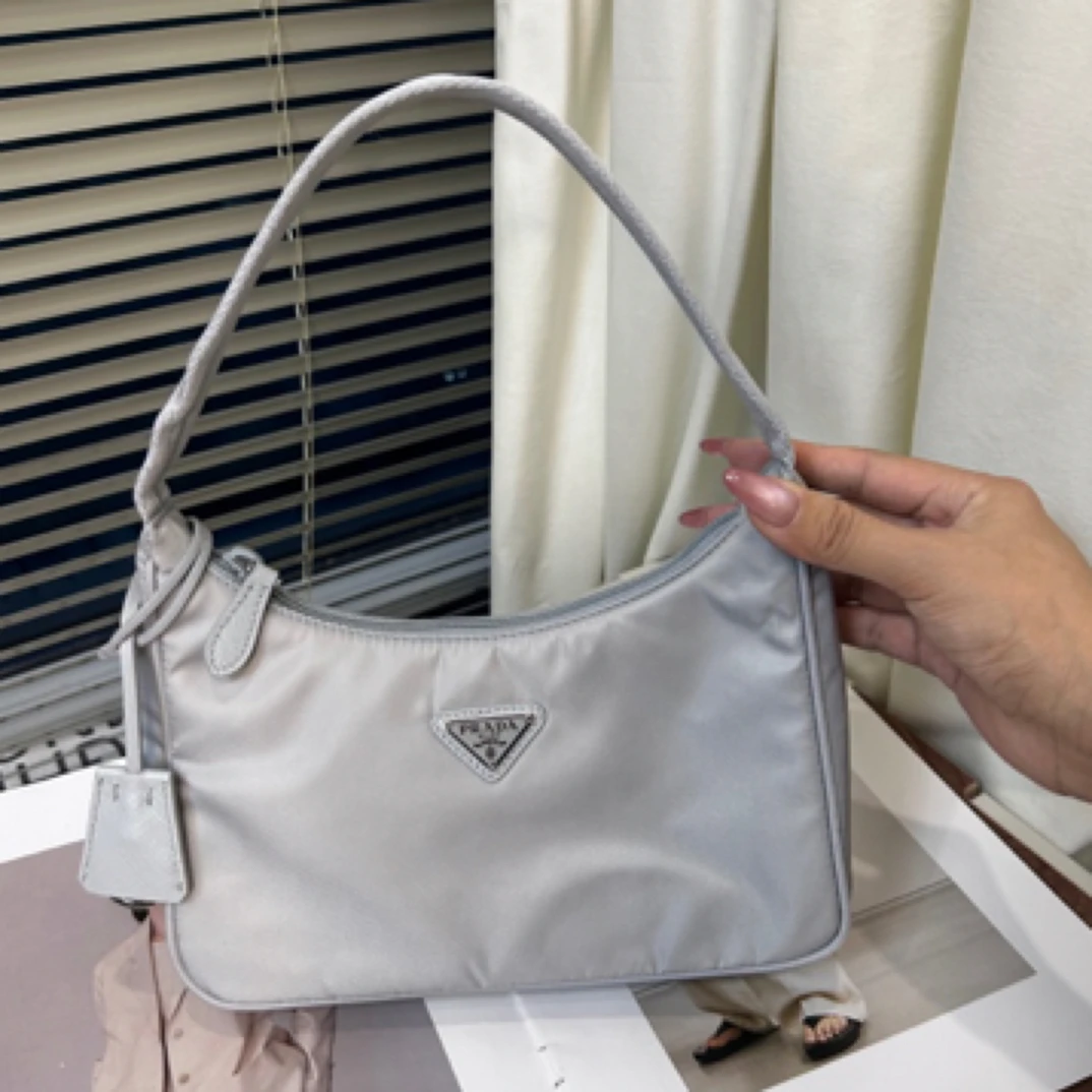 95新 Prada/普拉达 时尚腋下包简约百搭单肩包