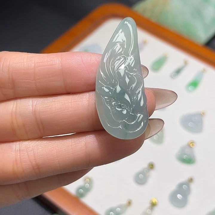 翡翠未镶嵌颈饰凤牌