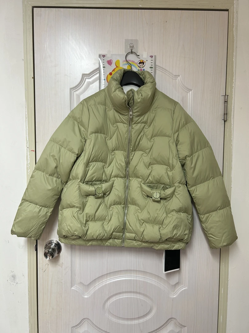 【子惠服饰】2024新款帽口袋带扣子短款羽绒【3329】