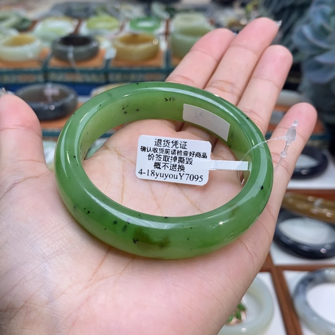 和田玉未镶嵌手镯和田玉乌兰海苹果绿56