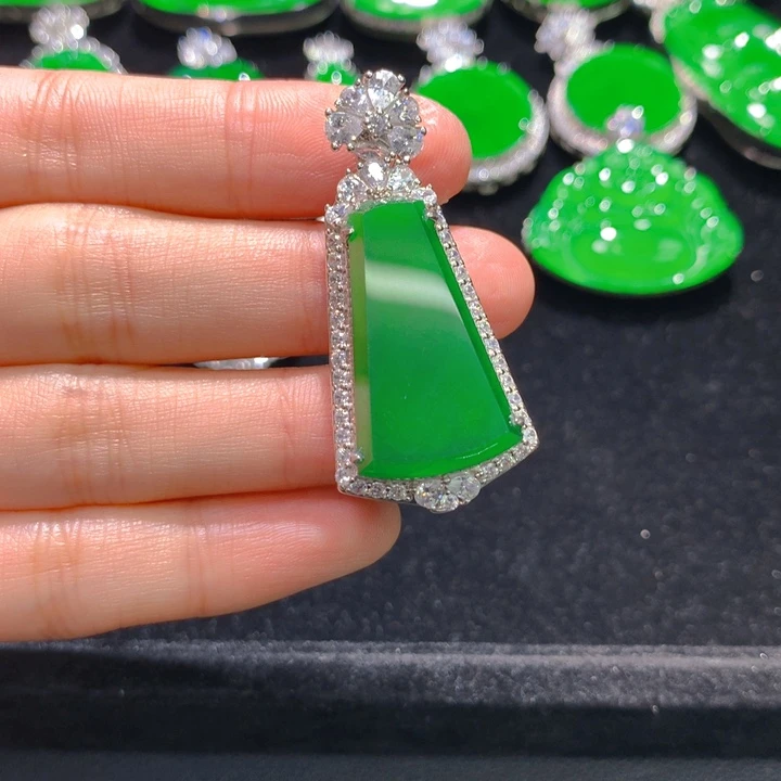 翡翠银S925镶嵌颈饰一个