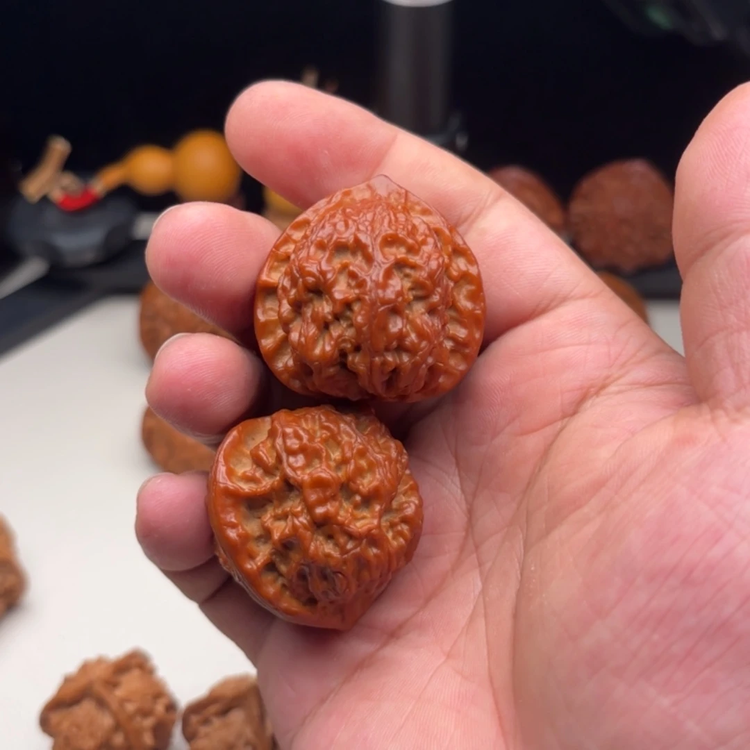 文玩核桃吊坠梨木台