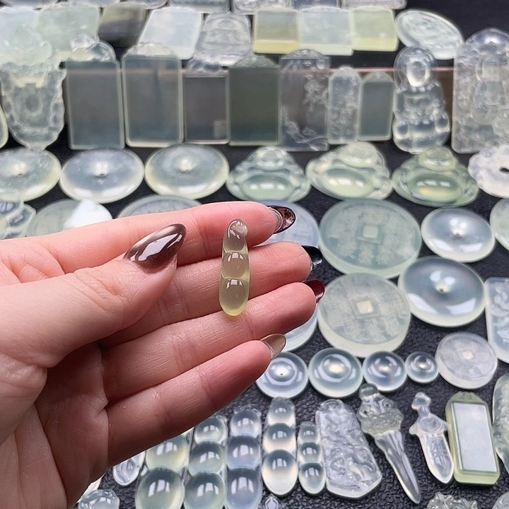 岫玉未镶嵌颈饰福豆