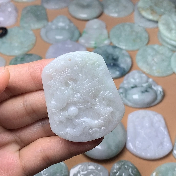 翡翠未镶嵌颈饰龙牌