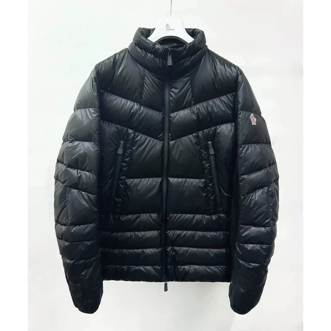 未使用 MONCLER Canmore 哑光袖标轻薄羽绒服外套1A00054