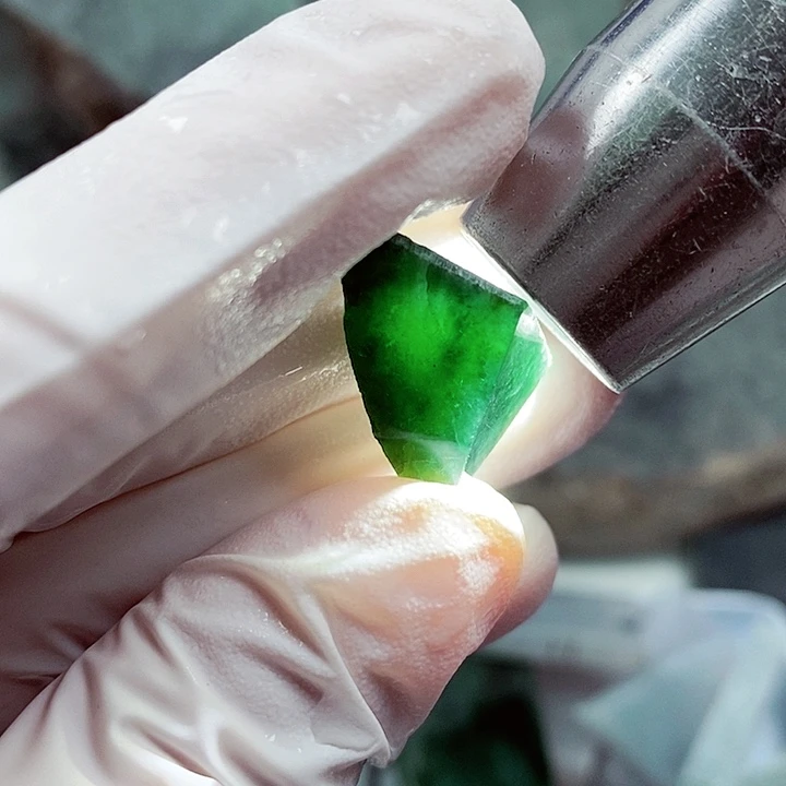 翡翠颈饰未镶嵌缅甸翡翠A货边角