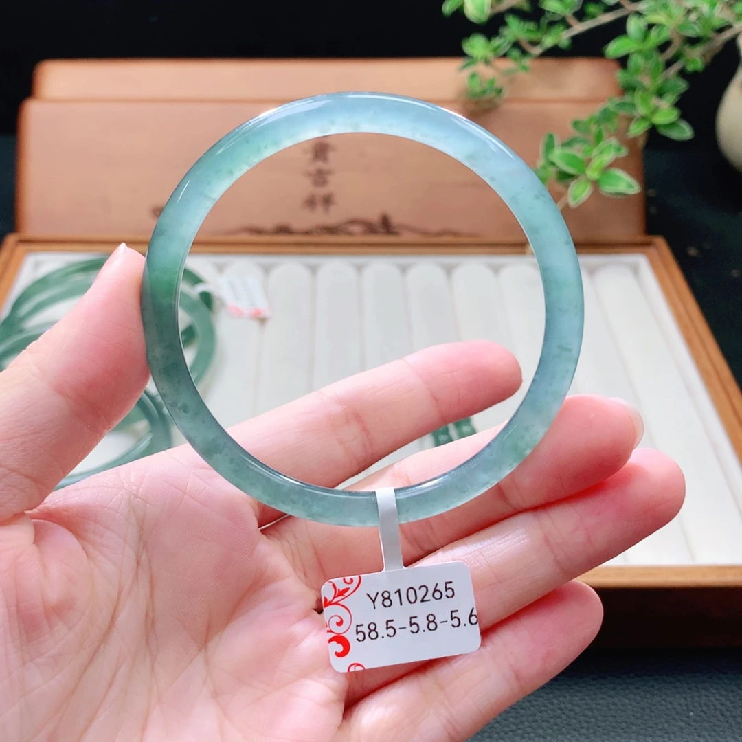 未镶嵌手镯（圆镯）翡翠