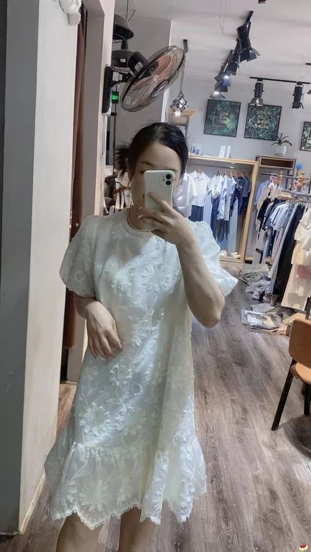 胖mm适用夏季高级感钉珠蕾丝拼接泡泡袖显瘦百搭中长款连衣裙