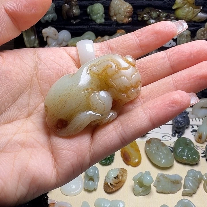 戴***华和田玉（糖玉）未镶嵌颈饰