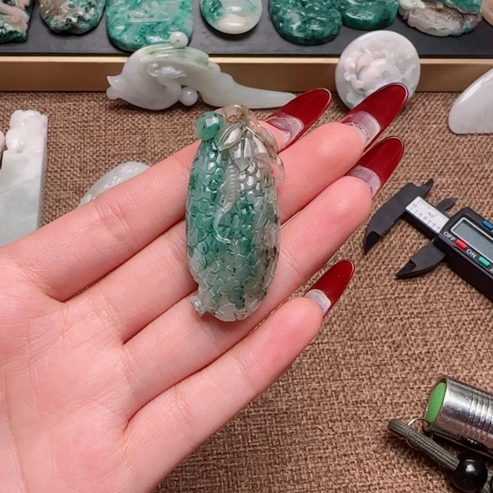 独山玉未镶嵌颈饰