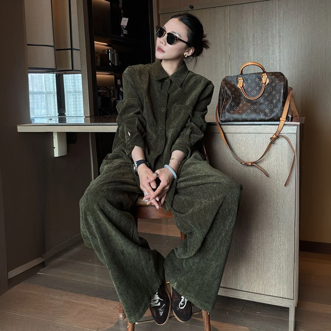 2025早秋穿搭氛围一整套韩系独特超好看通勤气质绿色衬衫裤子套装