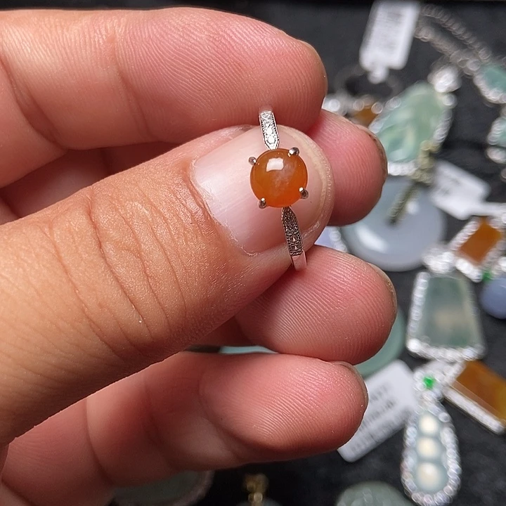 颈饰未镶嵌翡翠戒指
