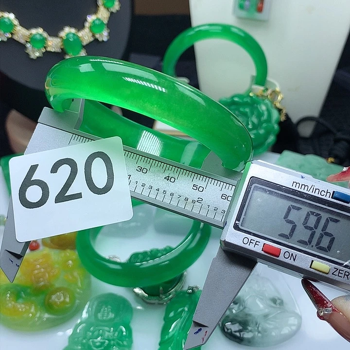 翡翠吊坠(赠链)未镶嵌