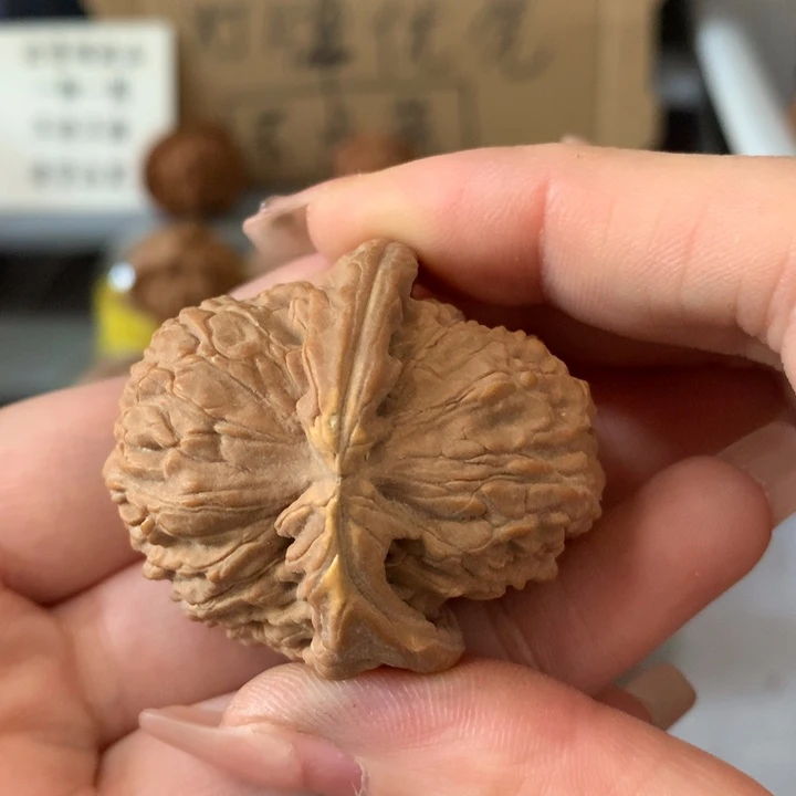 郑***亿吊坠文玩核桃异形单只，有瑕疵