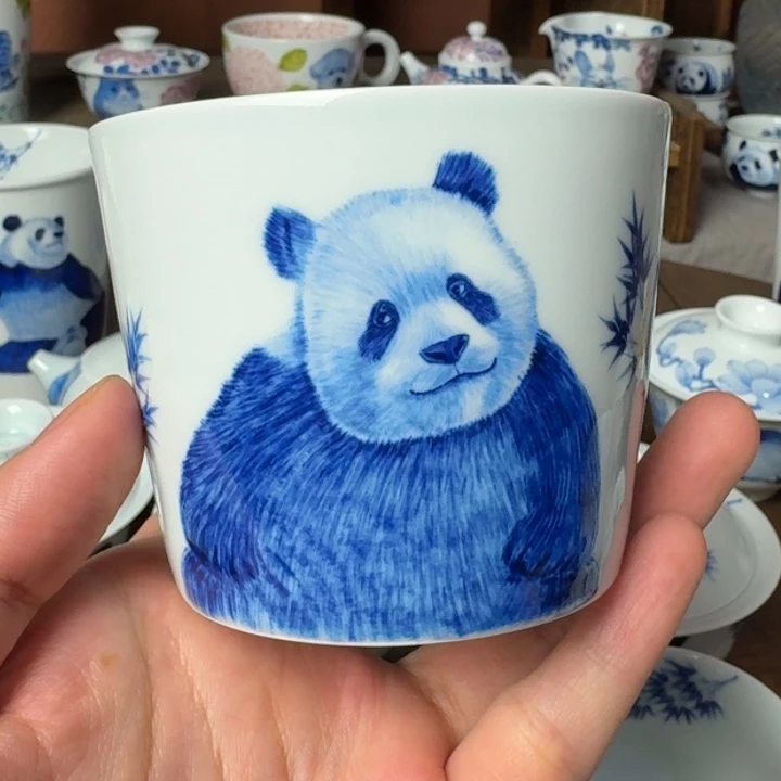 手绘青花七仔熊猫冰桶杯