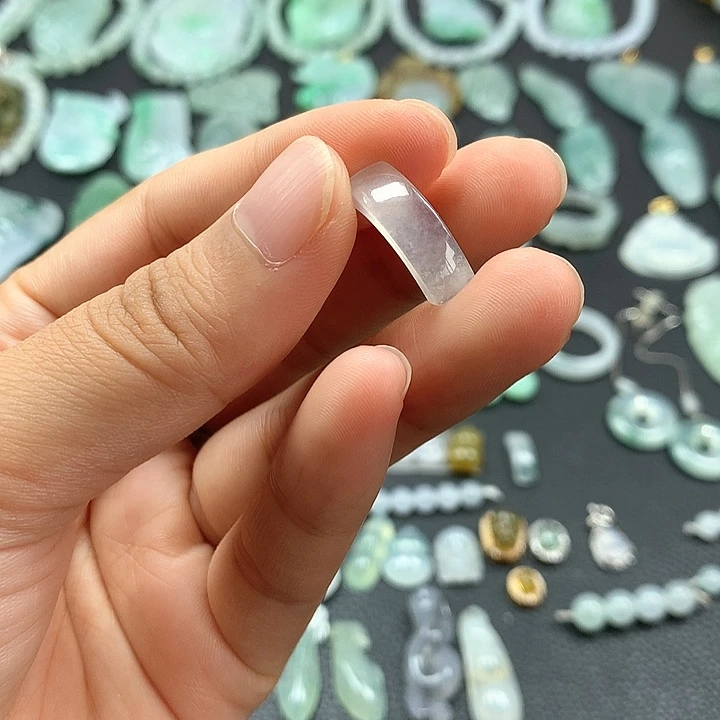 翡翠未镶嵌颈饰马鞍戒
