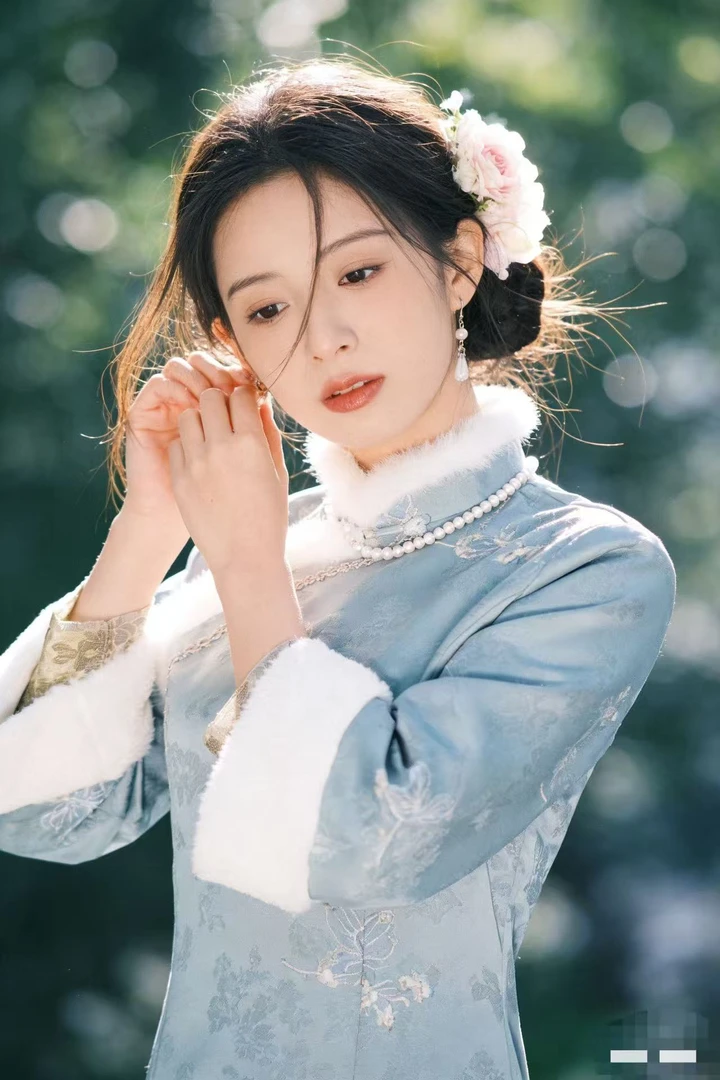 1518  湖蓝色  【蓝色蝴蝶】  刺绣  花边 双袖 毛领 旗袍