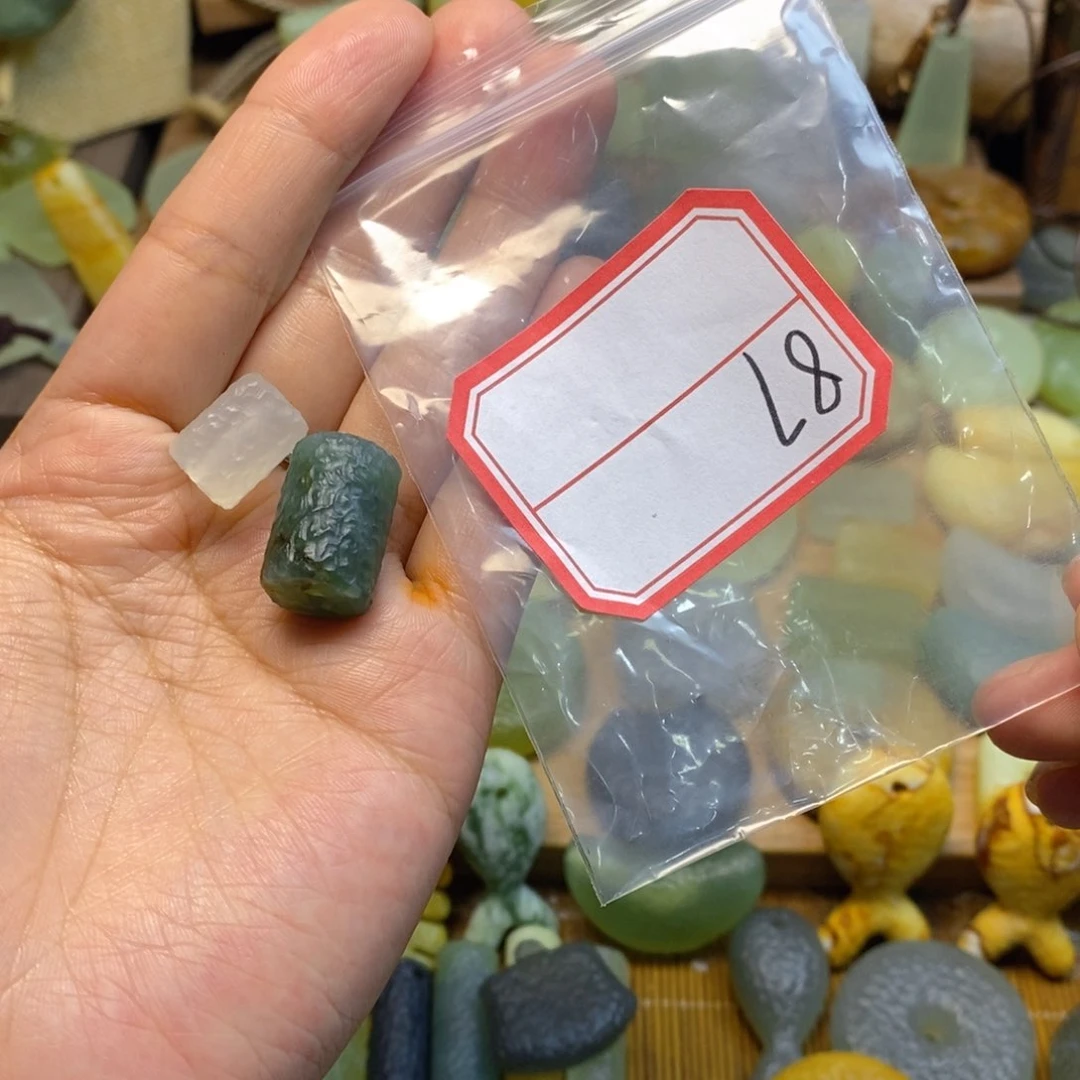 未镶嵌蛇纹石玉颈饰无***尘