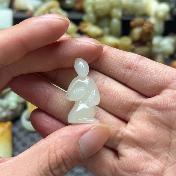 颈饰未镶嵌和田玉（糖玉）