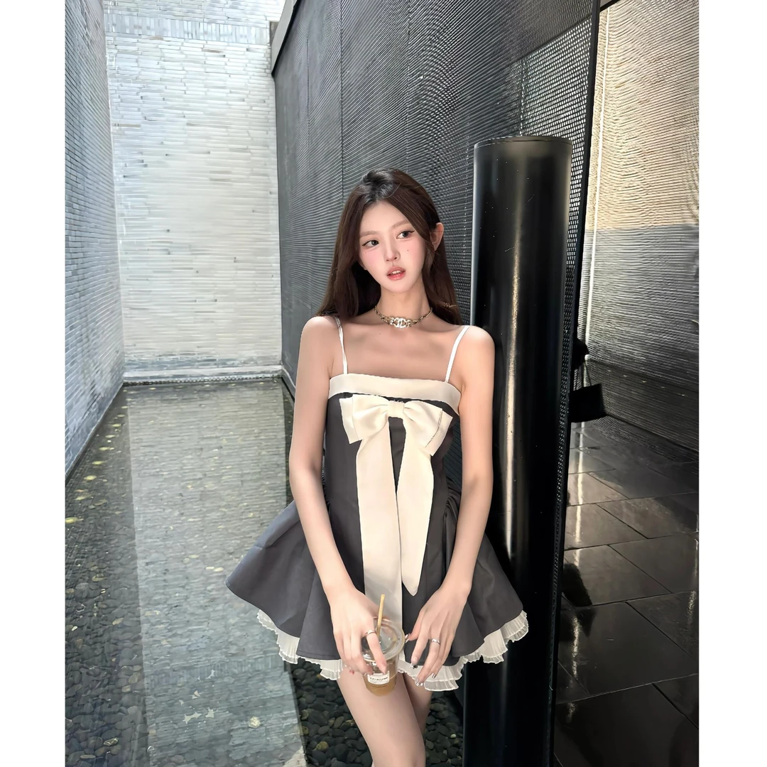 格雷系2025夏季新款一字肩蝴蝶结撞色拼接显瘦抹胸吊带连衣裙短裙