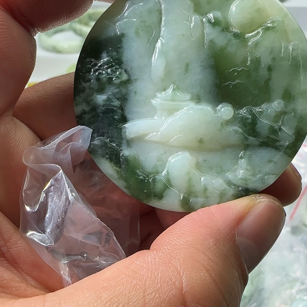 透闪石-蛇纹石玉未镶嵌颈饰