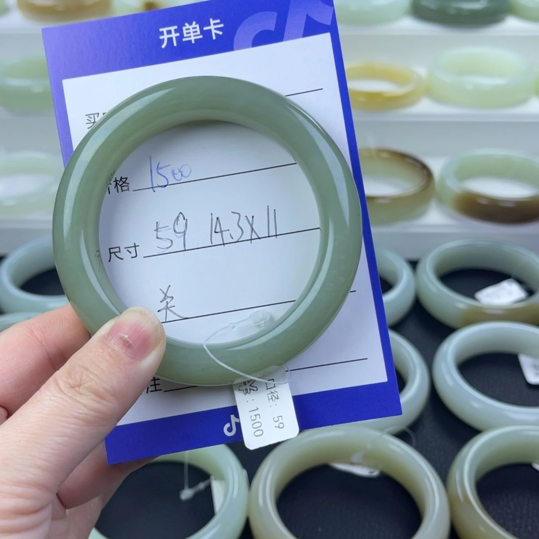 榕***兔和田玉未镶嵌手镯