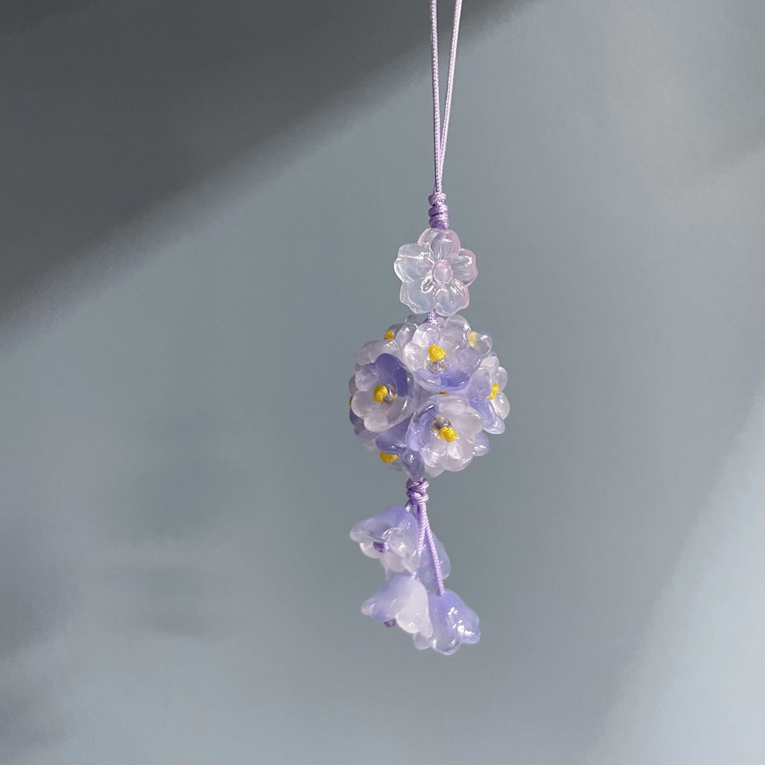 绳款淡紫色花团手机坠E709