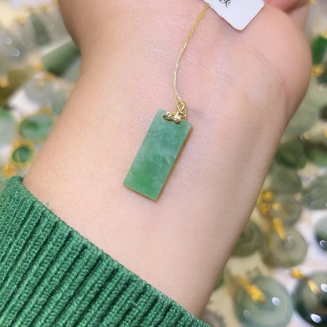 翡翠18K金镶嵌颈饰无事牌