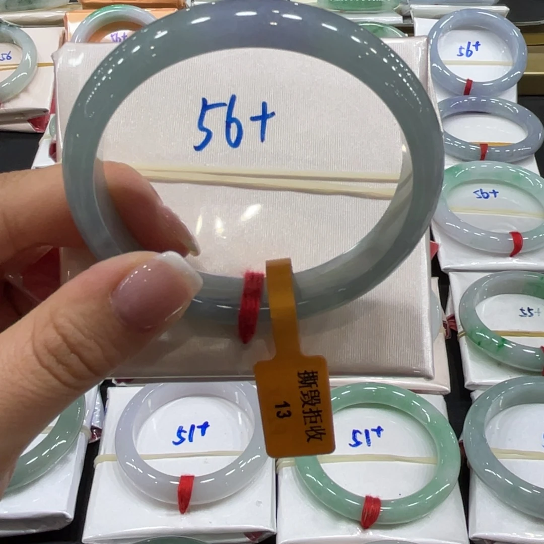 翡翠手镯未镶嵌翡翠