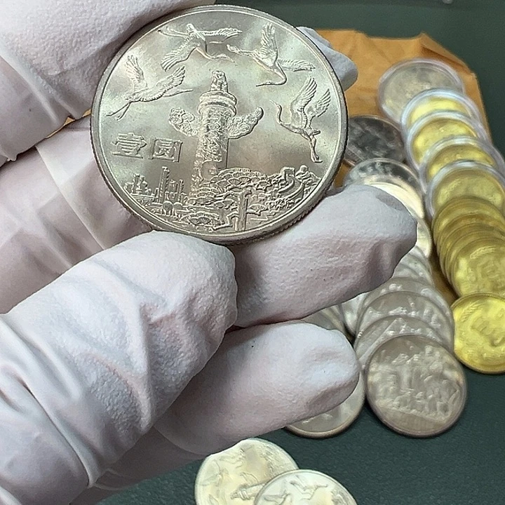 其他普通金属华表一枚扣盒卷拆