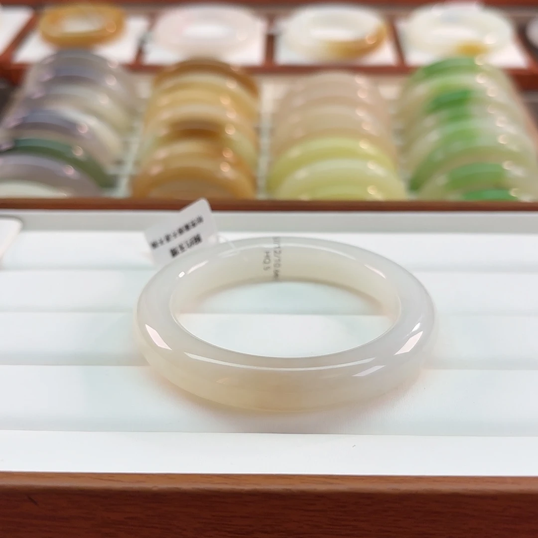 和田玉未镶嵌手镯【冰白飘粉】