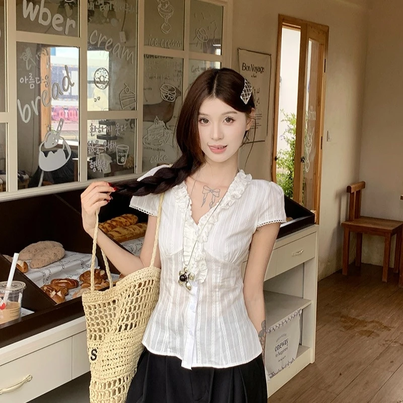 法式复古荷叶边V领蕾丝短袖衬衫2025冬季新款蕾丝收腰显瘦设计感