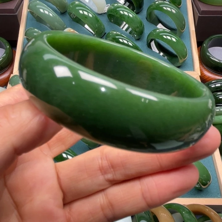 和田玉未镶嵌手镯